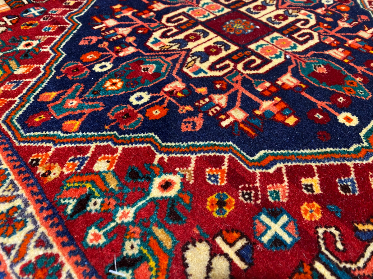Tappeto Poshti 64x64 cm, primo piano di campi ornamentali in blu scuro, rosso bordeaux e turchese