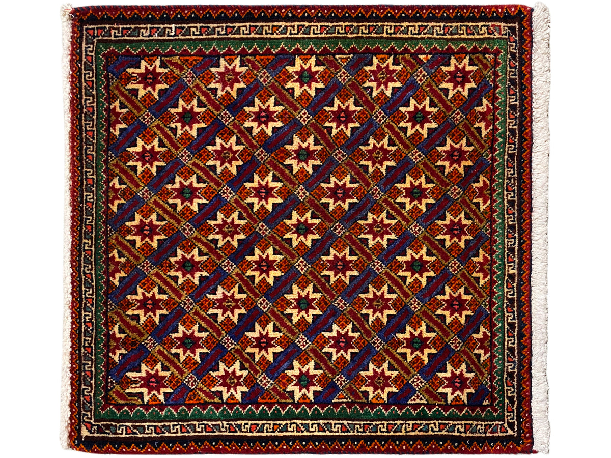 Tappeto Poshti 62x52 cm, con fondo scuro, stelle colorate e frange.