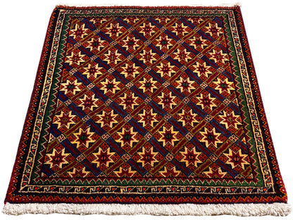 Tappeto Poshti 62x52 cm, vista diagonale: motivi rossi, blu e verdi con frange.