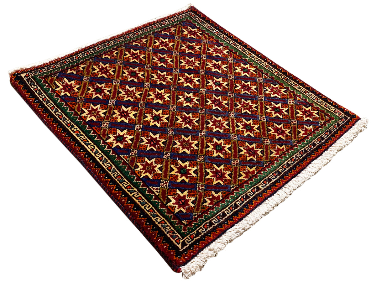 Tappeto Poshti 62x52 cm, display piatto: stelle colorate in una cornice rosso scuro, frange.