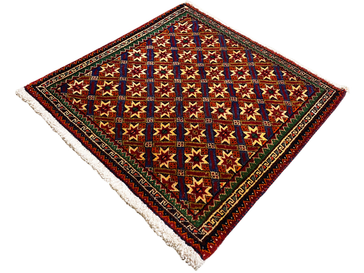 Tappeto Poshti 62x52 cm, vista dettagliata: quadrati e stelle colorati, bordo scuro, frange.