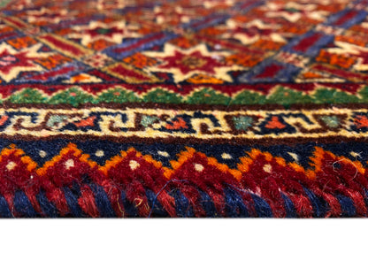 Tappeto Poshti 62x52 cm, primo piano: strisce colorate e frange a pelo alto.