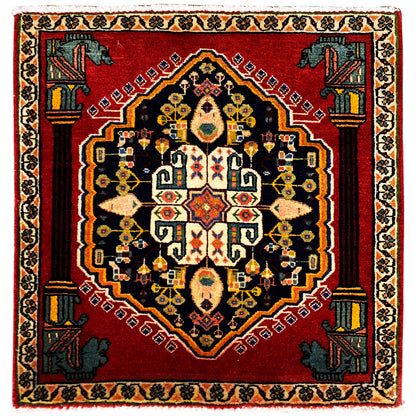 Tappeto Poshti quadrato con fondo rosso e ornamenti colorati e simmetrici