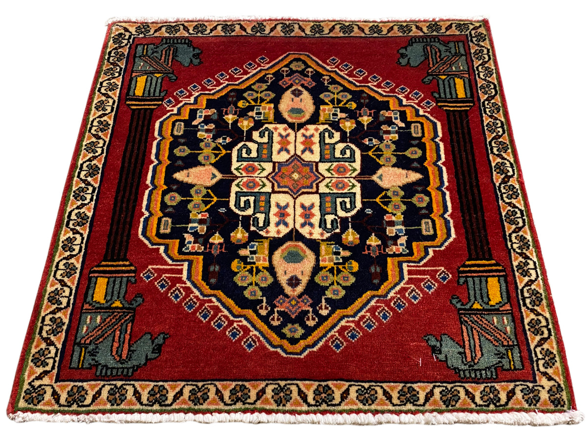 Tappeto Poshti, interamente decorato con sfondo rosso e cornici ornamentali dorate e blu