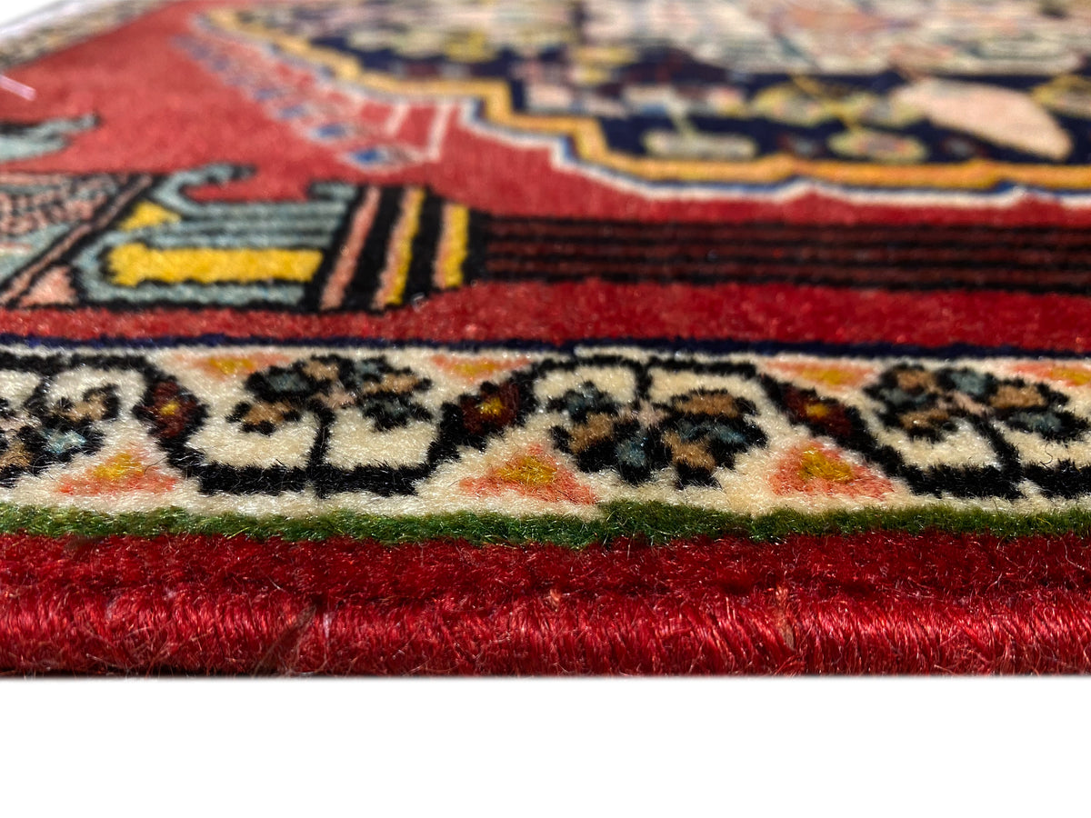 Tappeto Poshti con pelo rosso e ornamenti variopinti sul bordo