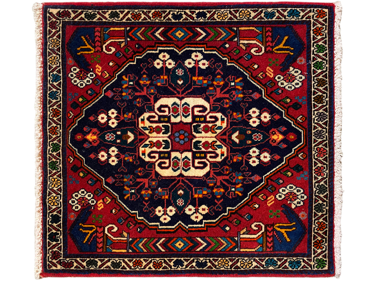 Tappeto con medaglione quadrato, motivo blu-rosso e accenti color crema, bordo con frange