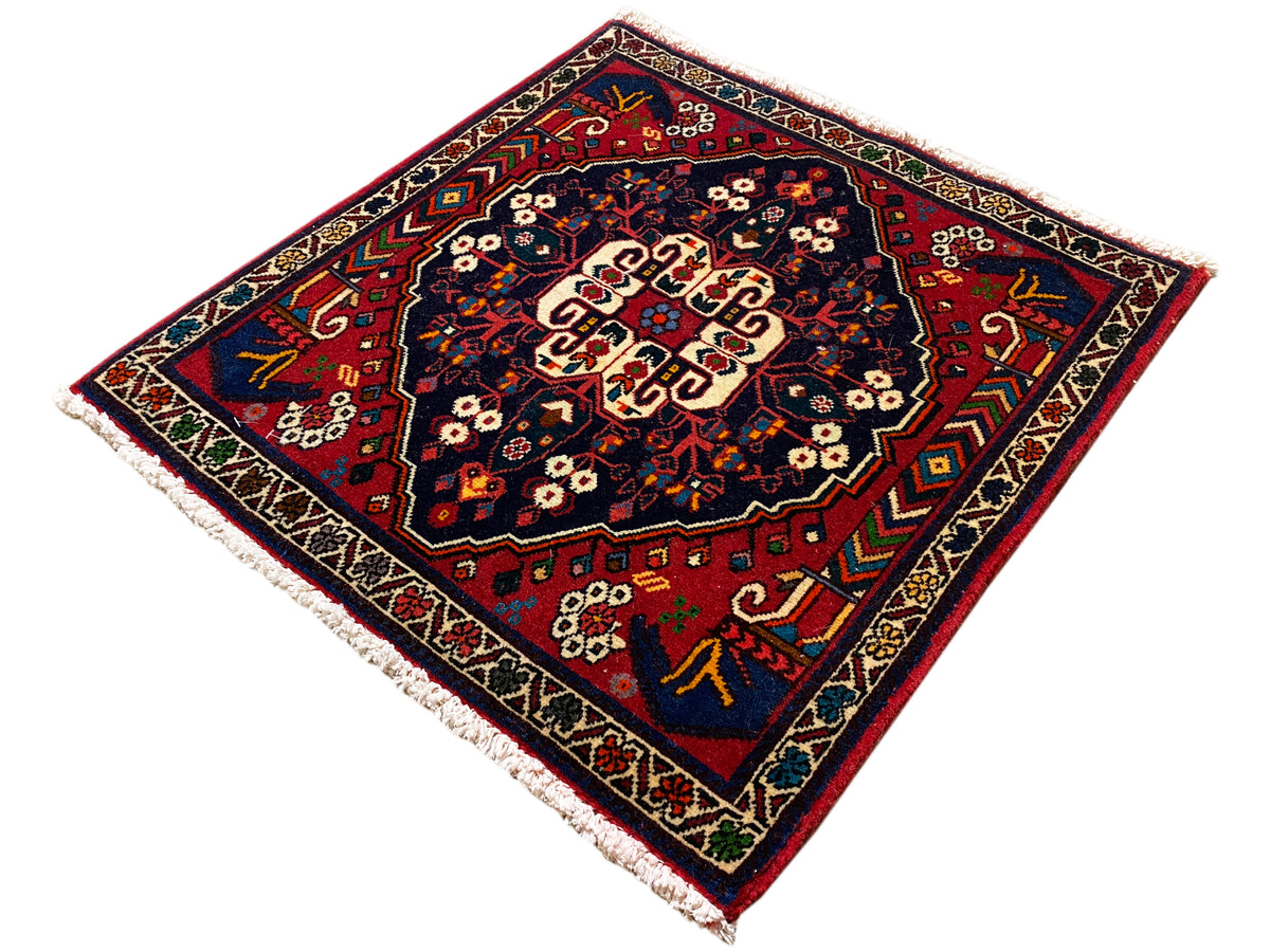 Tappeto quadrato con bordo decorativo, motivo rosso-blu e parte centrale color crema