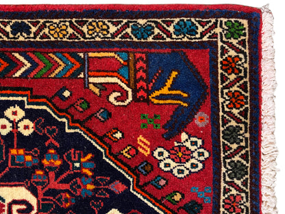 Angolo di tappeto con motivo a bordo multicolore in rosso, blu, verde e beige