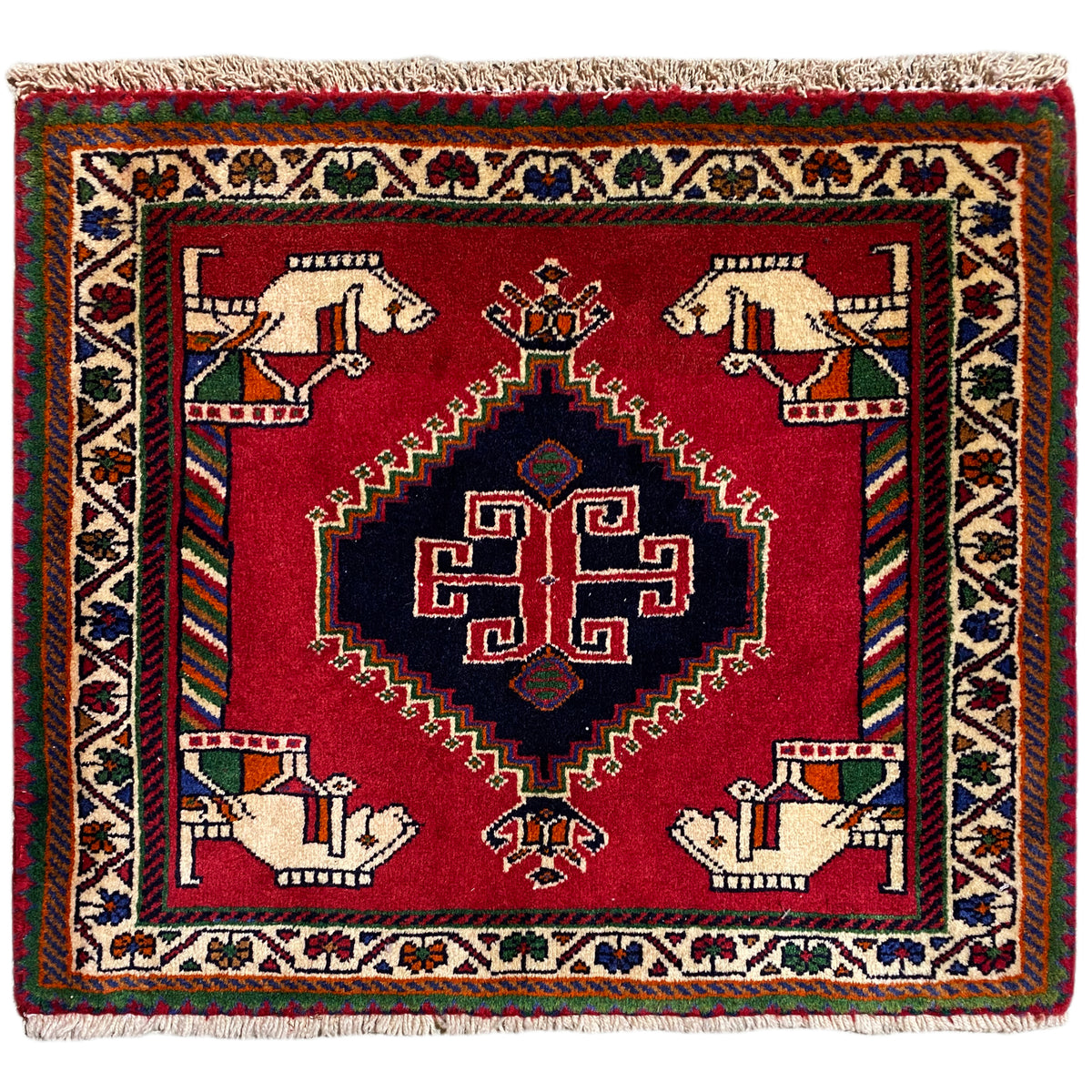 Tappeto Poshti 58x68 cm: tappeto rosso a motivi con medaglione e figure di mani