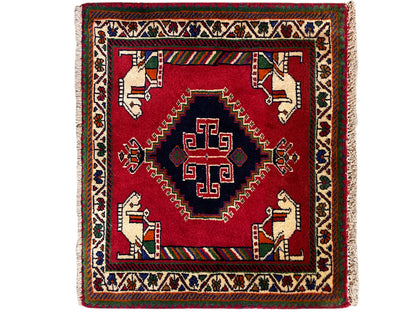 Tappeto Poshti 58x68 cm, motivo a quadri rossi con bordo e figure umane velate