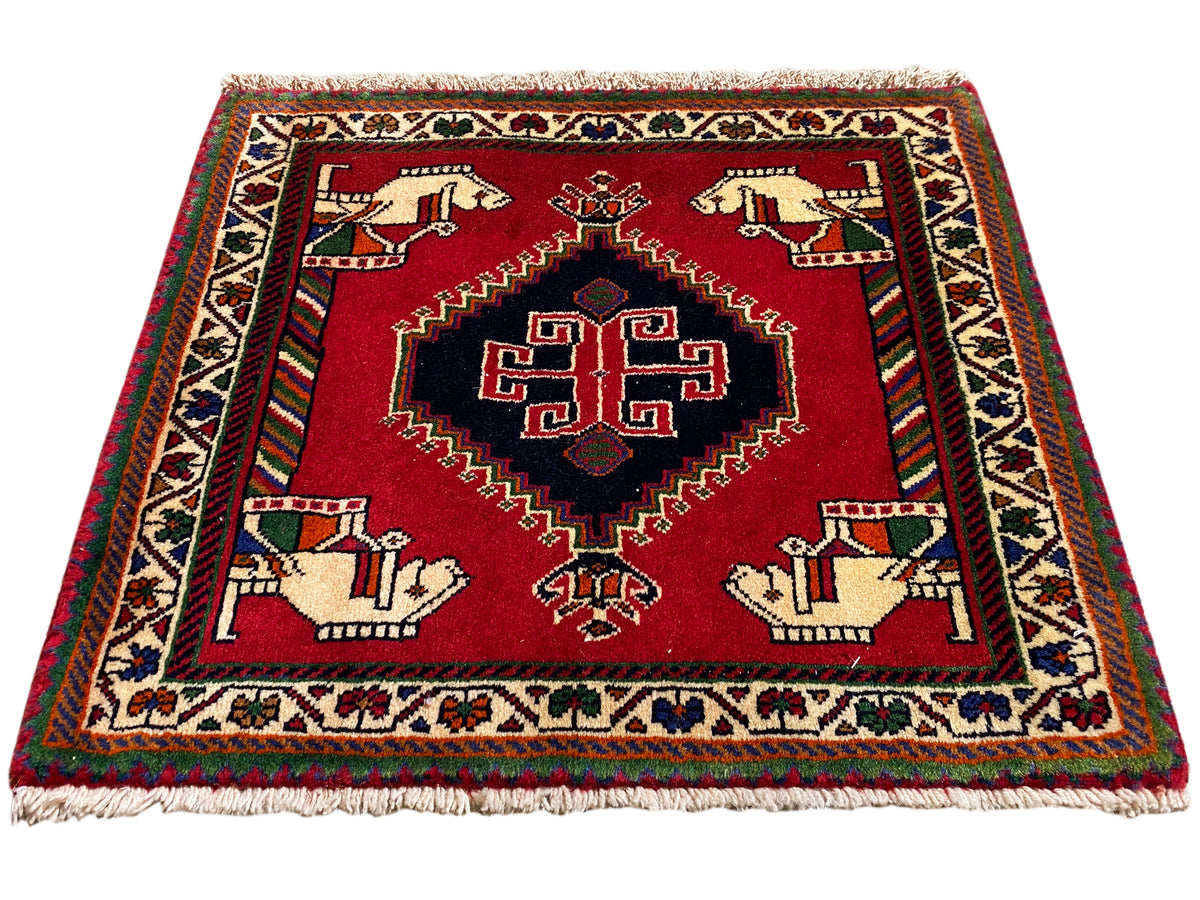 Tappeto Poshti 58x68 cm, tappeto rosso con medaglione, bordo decorativo e mani