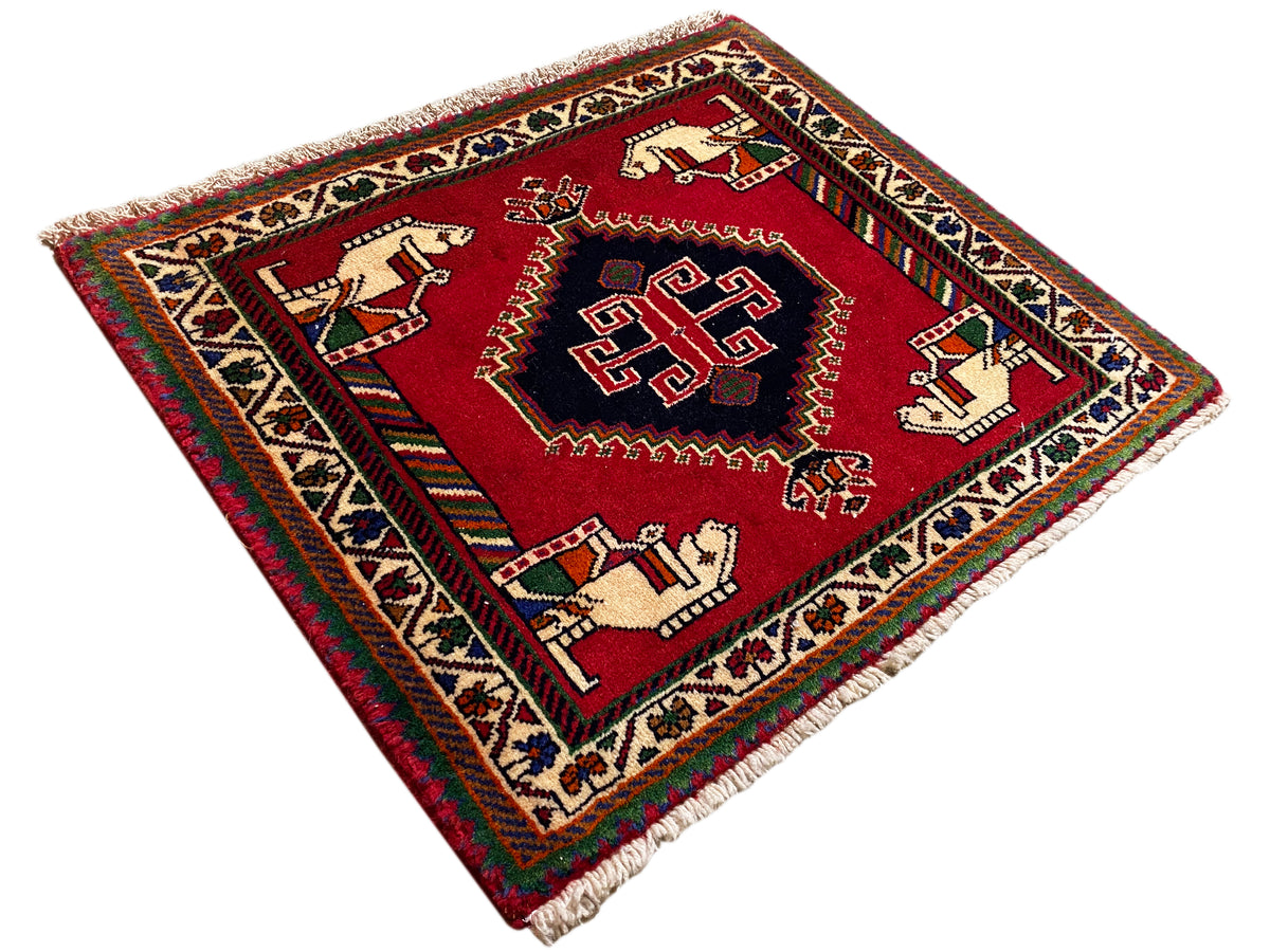 Tappeto Poshti 58x68 cm, design con bordo rosso, medaglione centrale e mani