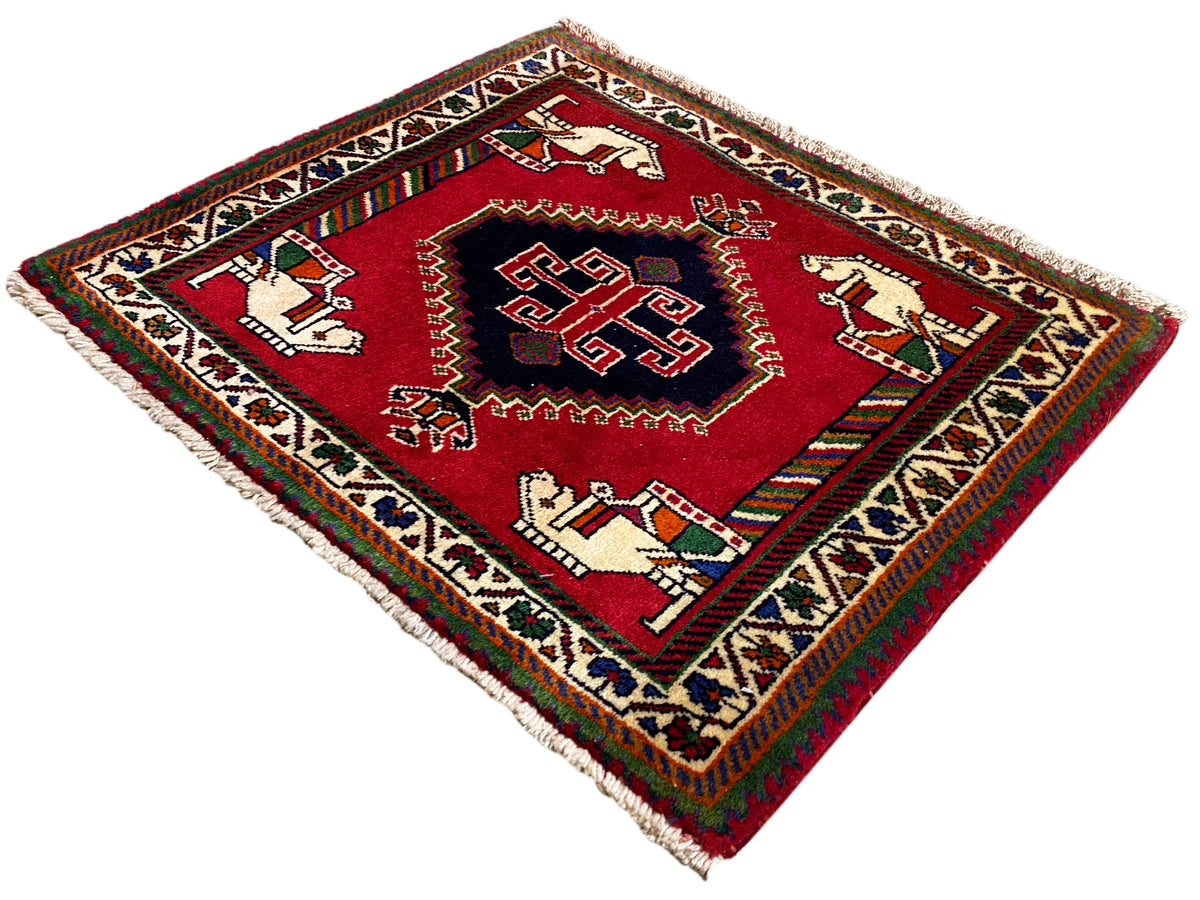 Tappeto Poshti 58x68 cm, tappeto rosso con motivo geometrico interno e bordura