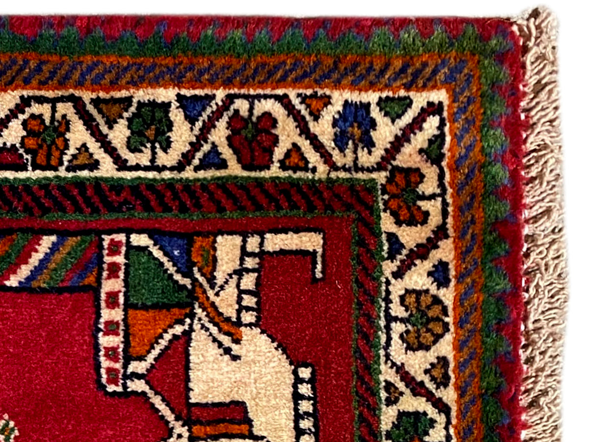 Tappeto Poshti 58x68 cm: dettaglio con frange e motivo rosso con motivi a mano