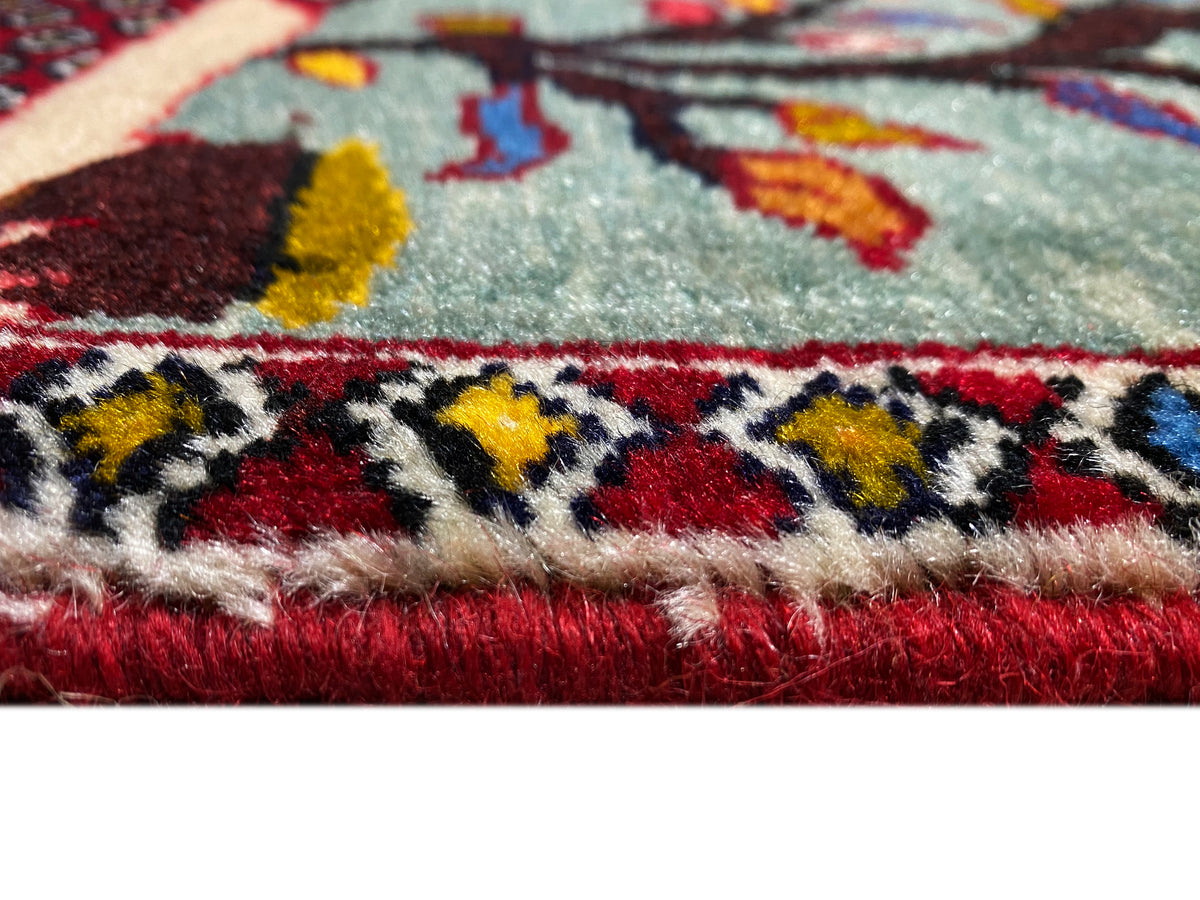 Primo piano del tappeto Poshti 68x63 cm: motivo intrecciato con frange e bordo multicolore