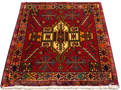Tappeto Poshti rosso con motivo centrale simmetrico e bordo multicolore