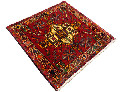 Tappeto Poshti rettangolare, design ornamentale rosso con dettagli gialli, blu e verdi
