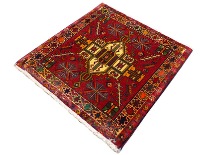 Tappeto Poshti con fondo rosso e motivo geometrico, bordo multicolore, rettangolare