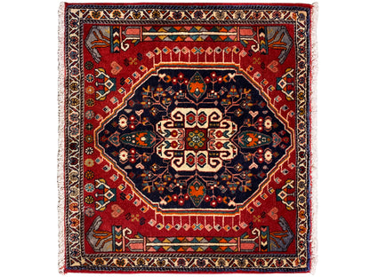 Tappeto a fondo rosso, con medaglione blu scuro e bordo multicolore, quadrato