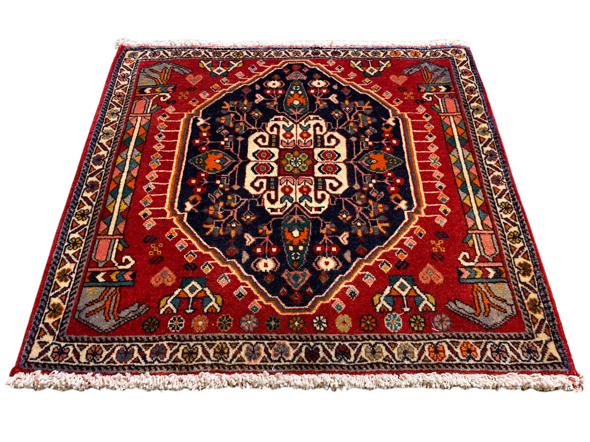 Tappeto con fondo rosso, medaglione blu scuro, ornamento simmetrico, rettangolare