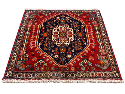 Tappeto con fondo rosso, medaglione blu scuro, ornamento simmetrico, rettangolare