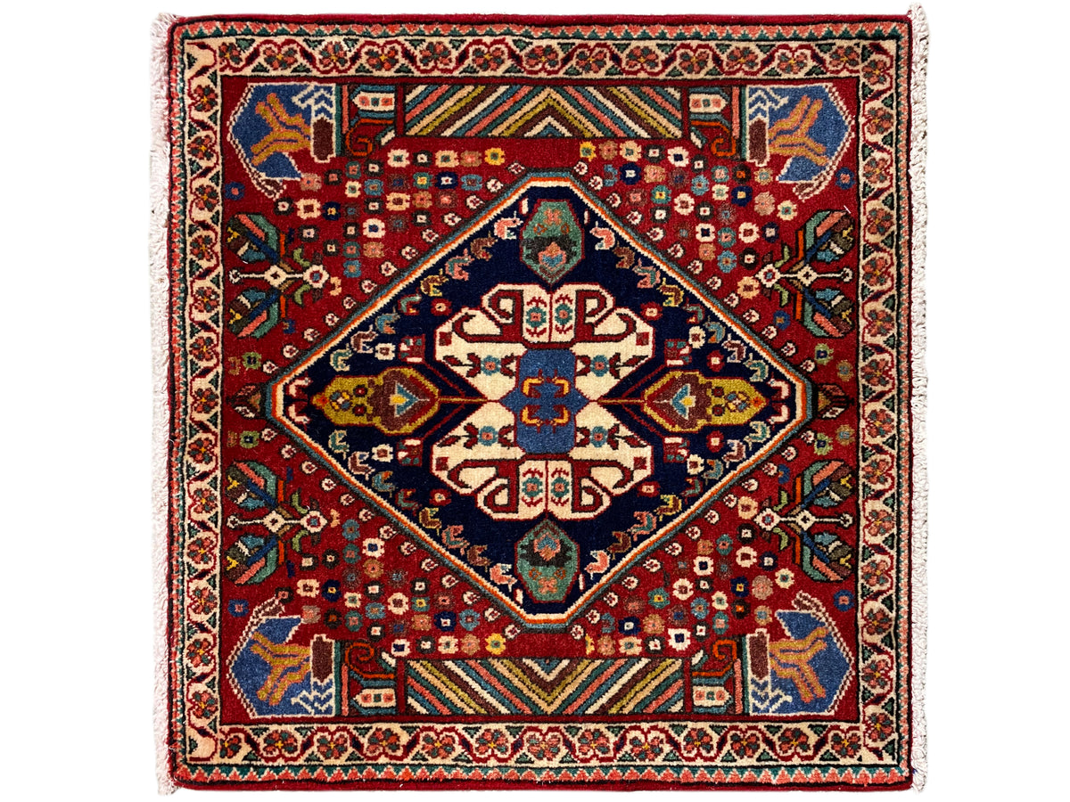Tappeto 66x62 cm in stile Poshti: fondo rosso con medaglione centrale blu