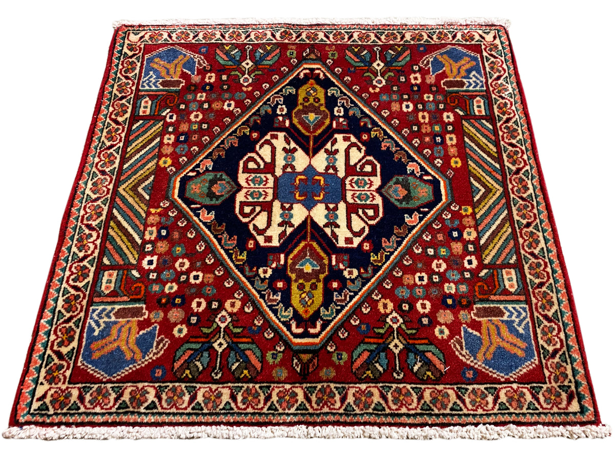 Tappeto 66x62 cm con motivo rosso, bordo scuro e ornamenti colorati