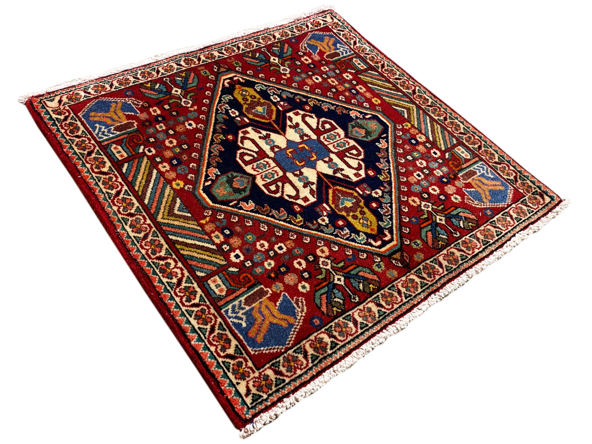Tappeto 66x62 cm: vista diagonale del medaglione con bordo ornamentale e frange