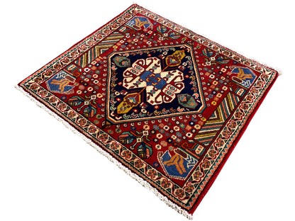 Tappeto 66x62 cm, fondo rosso con ornamenti blu-verdi e fregio perimetrale bianco