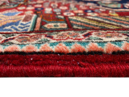 Bordo del tappeto: pelo corto sul bordo con orlo rosso e fili multicolori