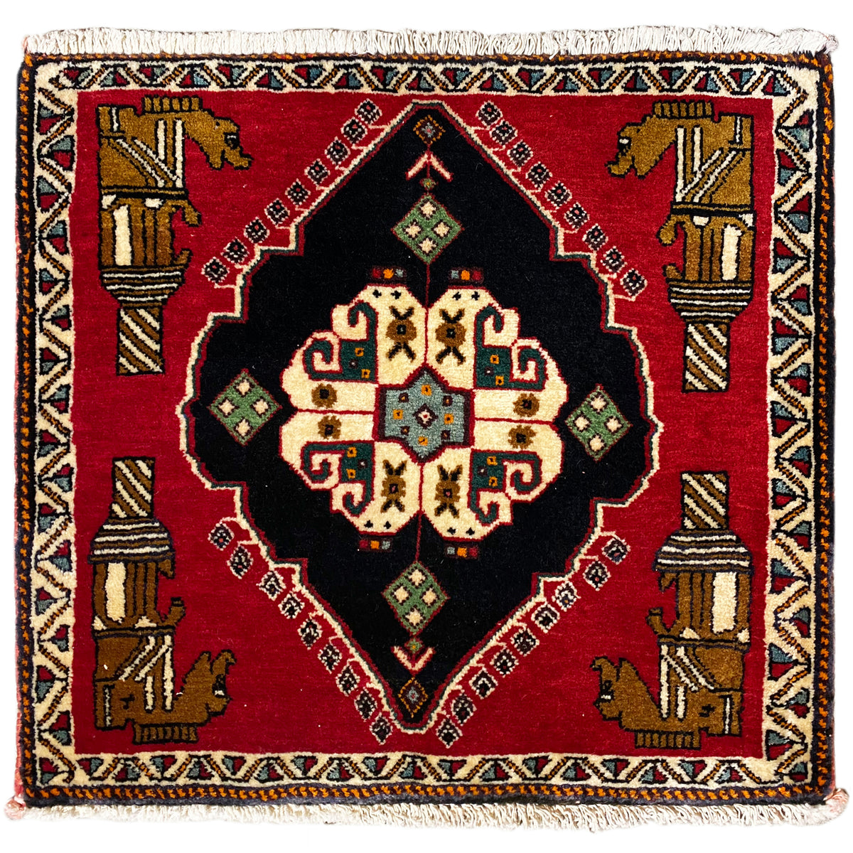 Tappeto Poshti 63x55 cm: design quadrato, fondo rosso con medaglione nero e bordo variopinto