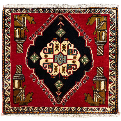 Tappeto Poshti 63x55 cm: design quadrato, fondo rosso con medaglione nero e bordo variopinto