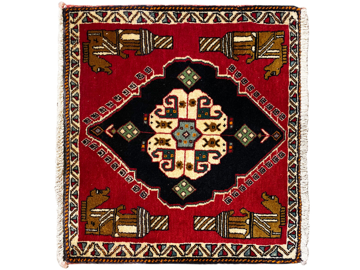 Tappeto Poshti 63x55 cm: tappeto rosso con parte centrale nera e motivi geometrici colorati