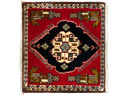 Tappeto Poshti 63x55 cm: tappeto rosso con parte centrale nera e motivi geometrici colorati