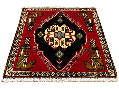 Tappeto Poshti 63x55 cm: quadrato di tappeto rosso con medaglione ornamentale nero, bordo e frange