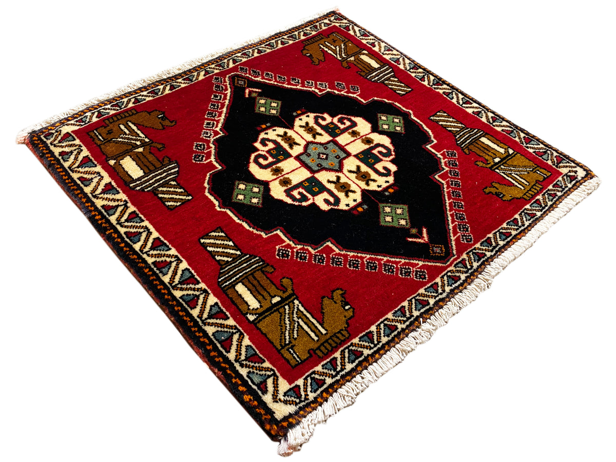 Tappeto Poshti 63x55 cm: quadrato, disposto sulla diagonale; fondo rosso con centro nero e frange