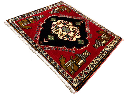 Tappeto Poshti 63x55 cm: tappeto rosso con medaglione nero, motivi colorati agli angoli, frange