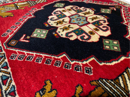 Tappeto Poshti 63x55 cm: primo piano del medaglione centrale con motivo rosso e nero