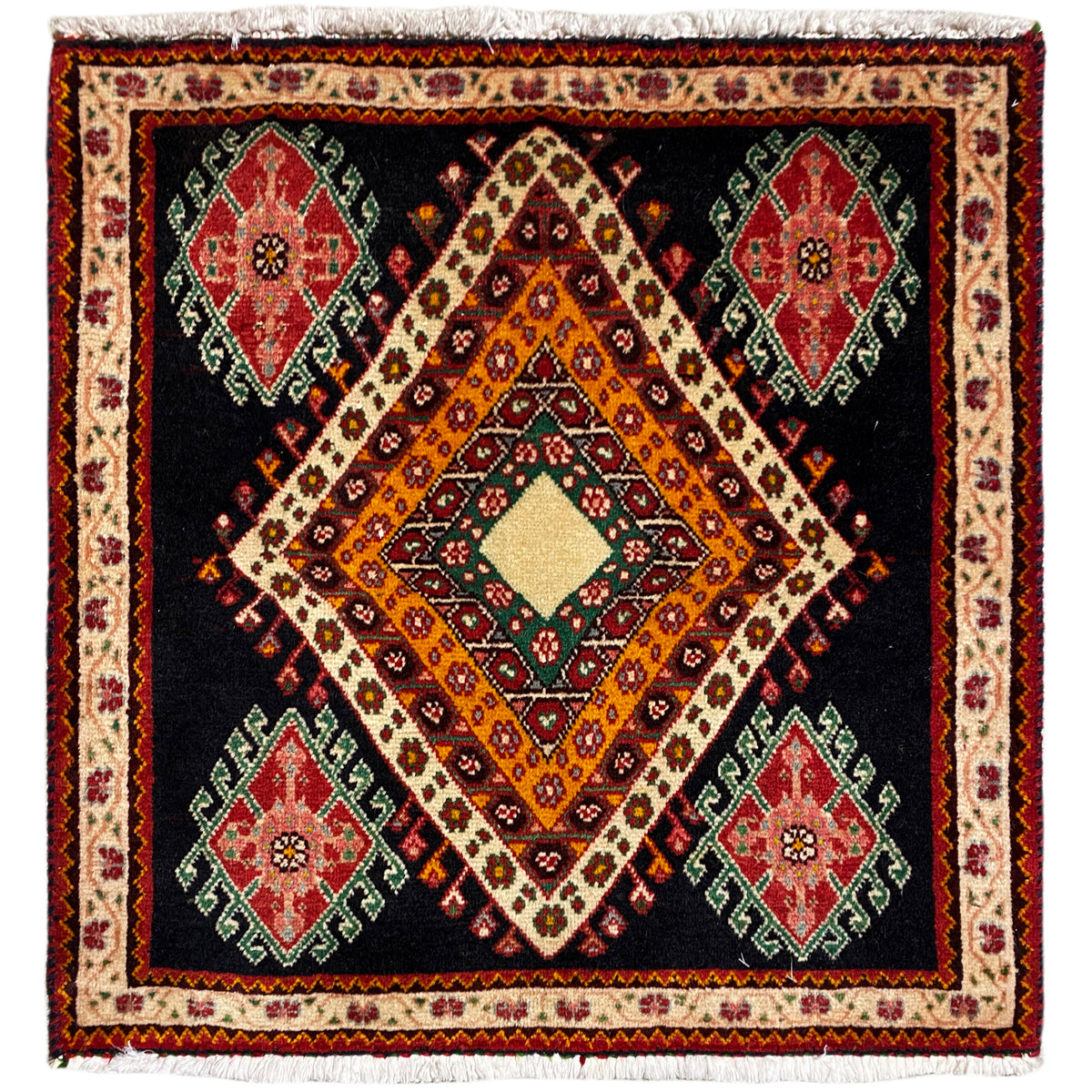 Tappeto Poshti di forma quadrata con fondo nero, motivo centrale a rombi e medaglioni colorati