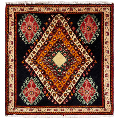 Tappeto Poshti di forma quadrata con fondo nero, motivo centrale a rombi e medaglioni colorati