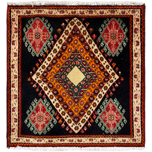 Tappeto Poshti di forma quadrata con fondo nero, motivo centrale a rombi e medaglioni colorati