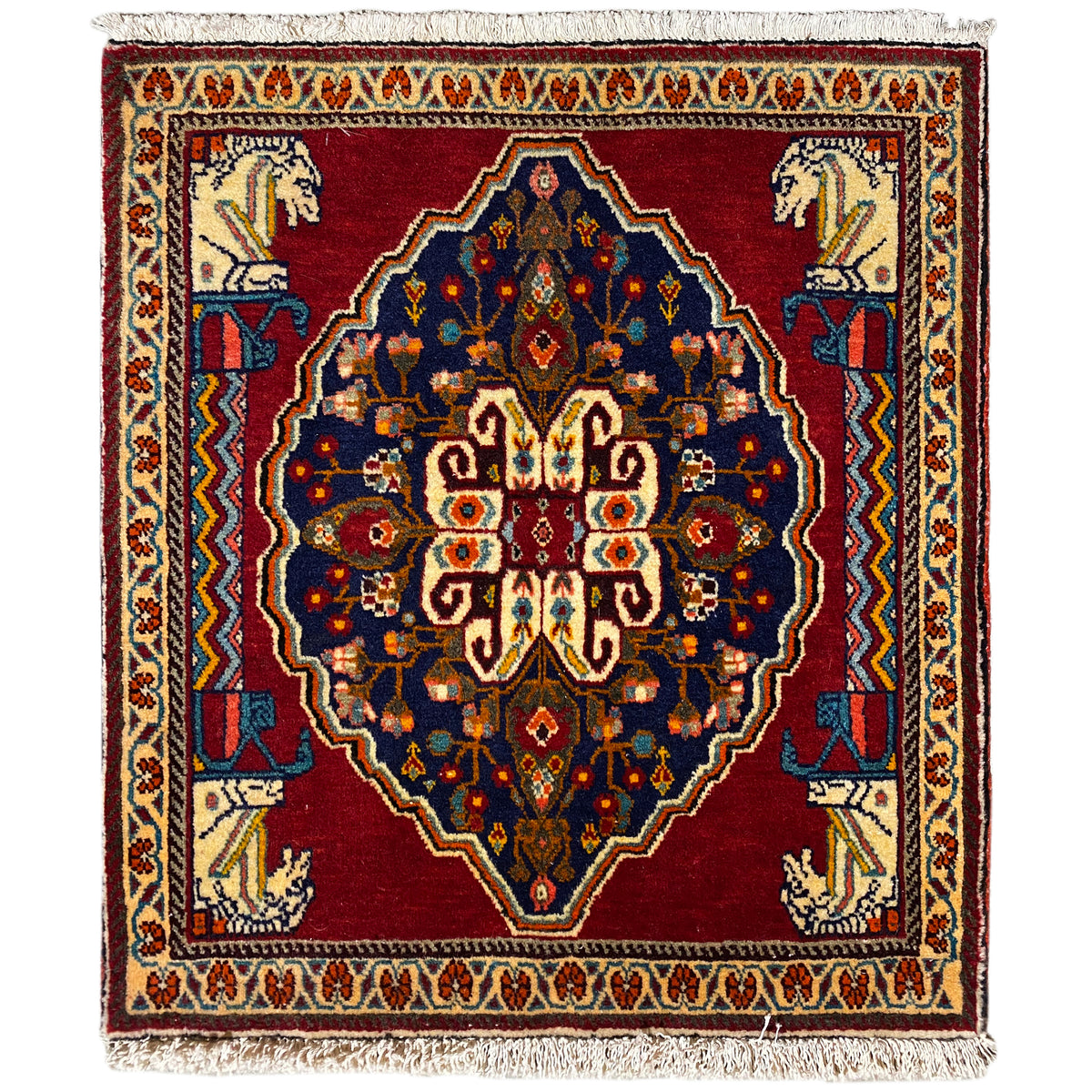 Tappeto quadrato con fondo rosso, medaglione blu ed elementi del bordo beige