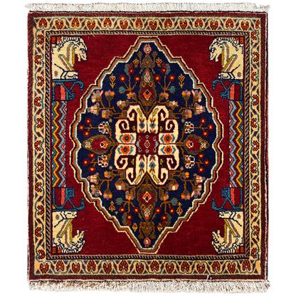 Tappeto quadrato con fondo rosso, medaglione blu ed elementi del bordo beige