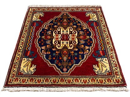 Tappeto rettangolare con fondo rosso, blu scuro e bordi decorativi beige