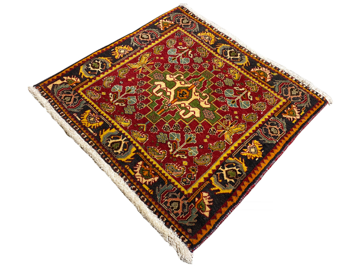 Tappeto Poshti 61x61 cm, vista ad angolo, rosso con inserto ornamentale colorato