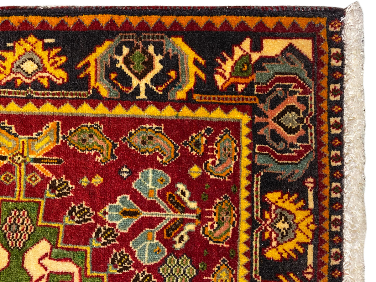 Dettaglio del tappeto Poshti 61x61 cm, campo rosso con ornamenti decorativi colorati