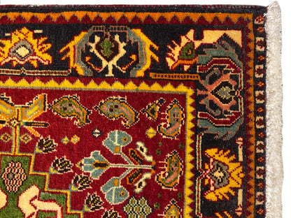 Dettaglio del tappeto Poshti 61x61 cm, campo rosso con ornamenti decorativi colorati