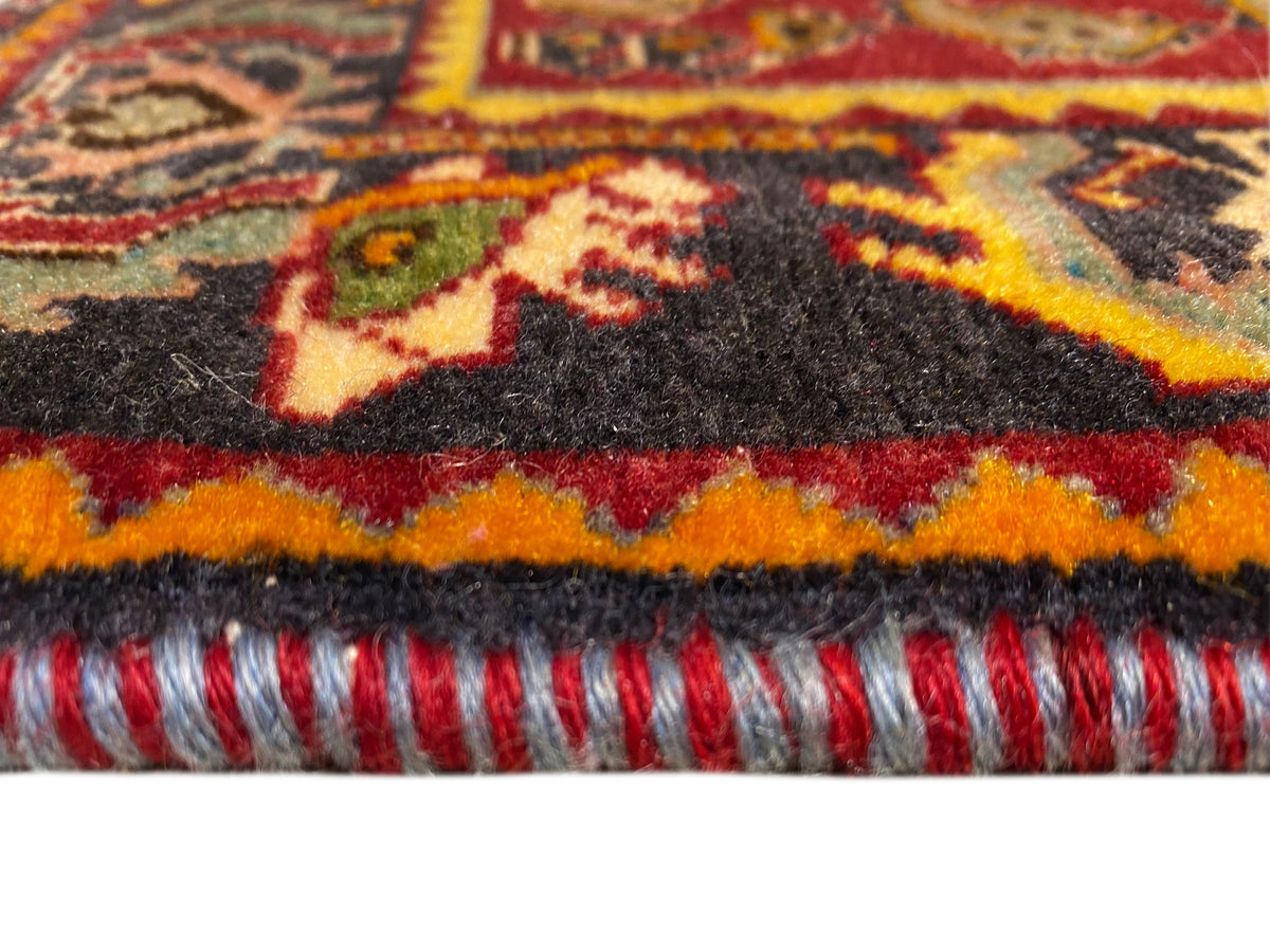 Tappeto Poshti 61x61 cm, dettaglio ravvicinato: frange e bordo multicolore lungo il margine