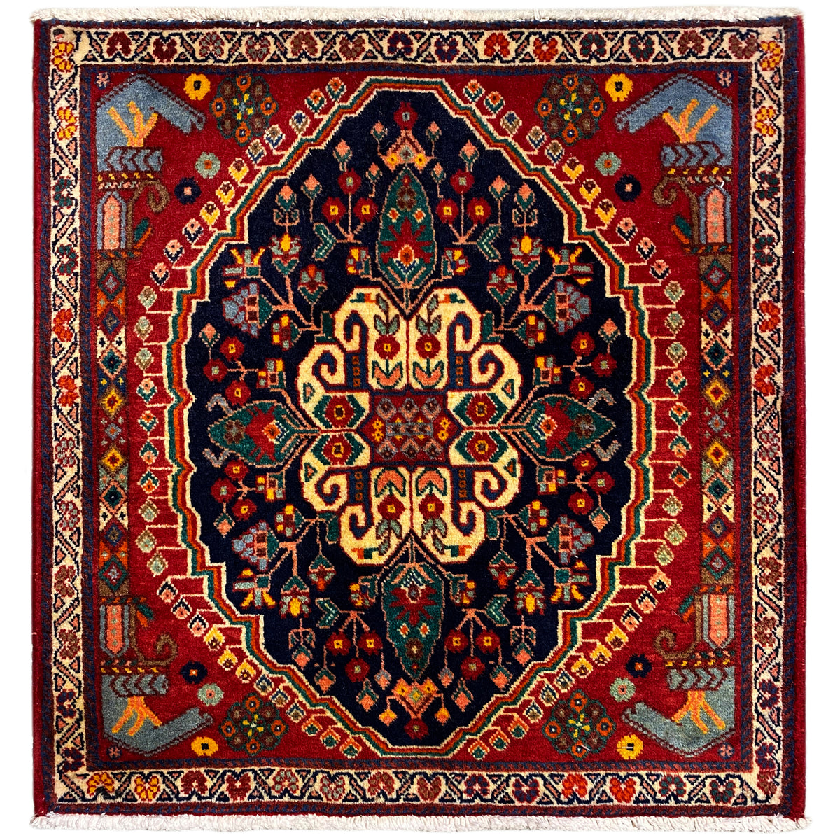 Tappeto 67x60 cm con motivo blu, bordo rosso ed elementi decorativi floreali