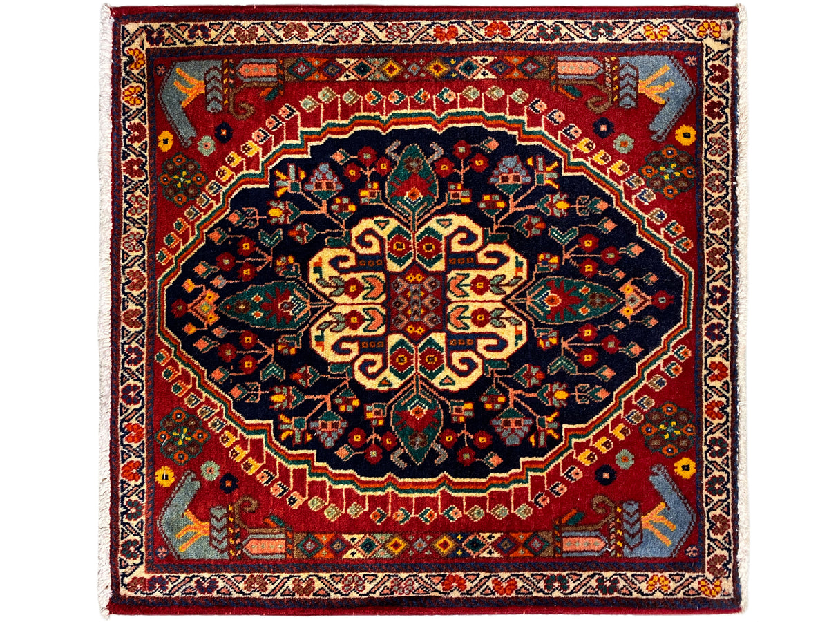 Tappeto quadrato 67x60 cm, campo rosso con medaglione blu scuro e ornamenti